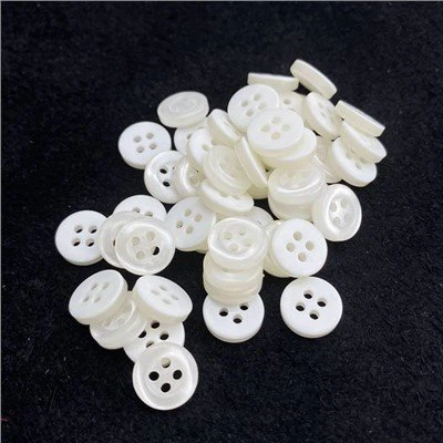 Bottone in Resina Quattro Fori a Tesa Larga Trasparente