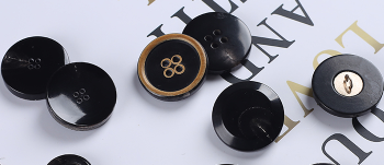 Processo di produzione del bottone in resina